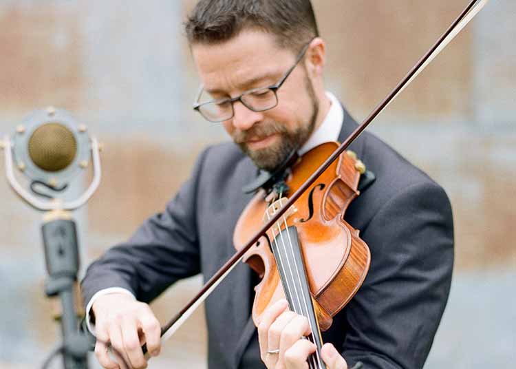 Andy Lentz performing at a wedding